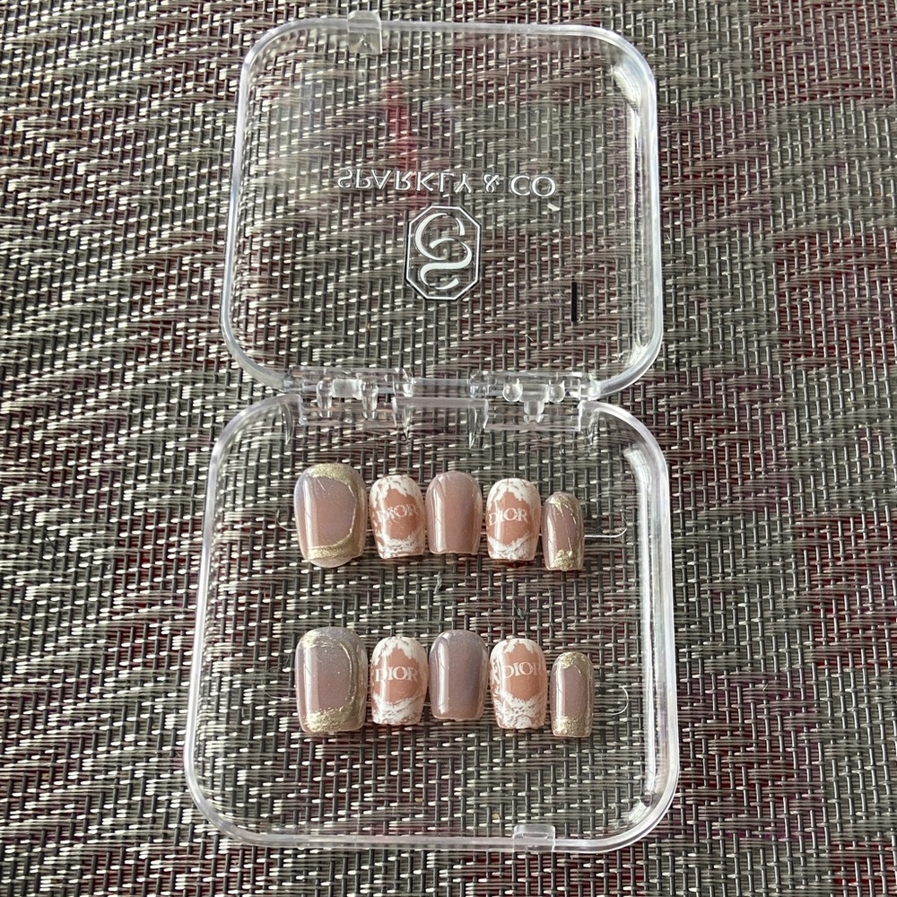 NEW Fashion cat eye nails in packaging